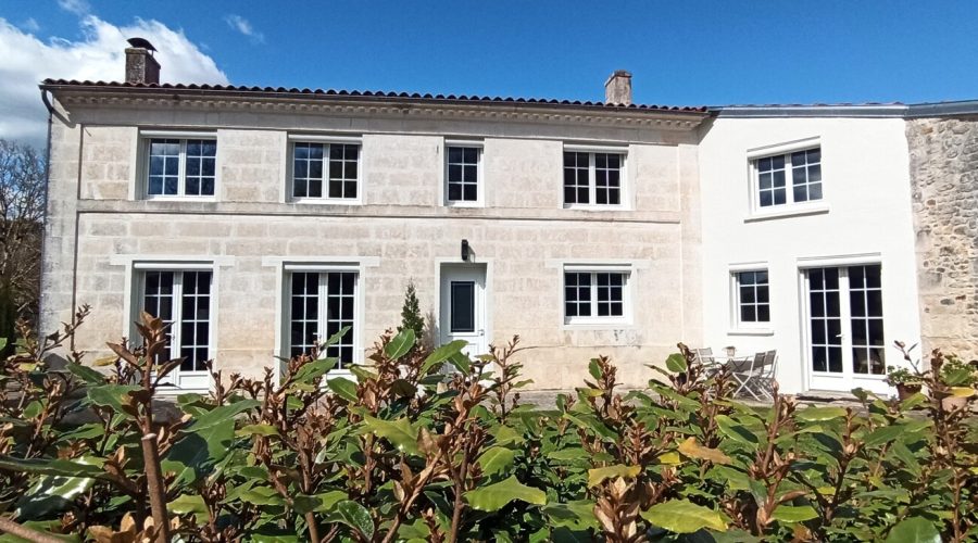 facade-de-la-maison-les-rives-du-rochefollet