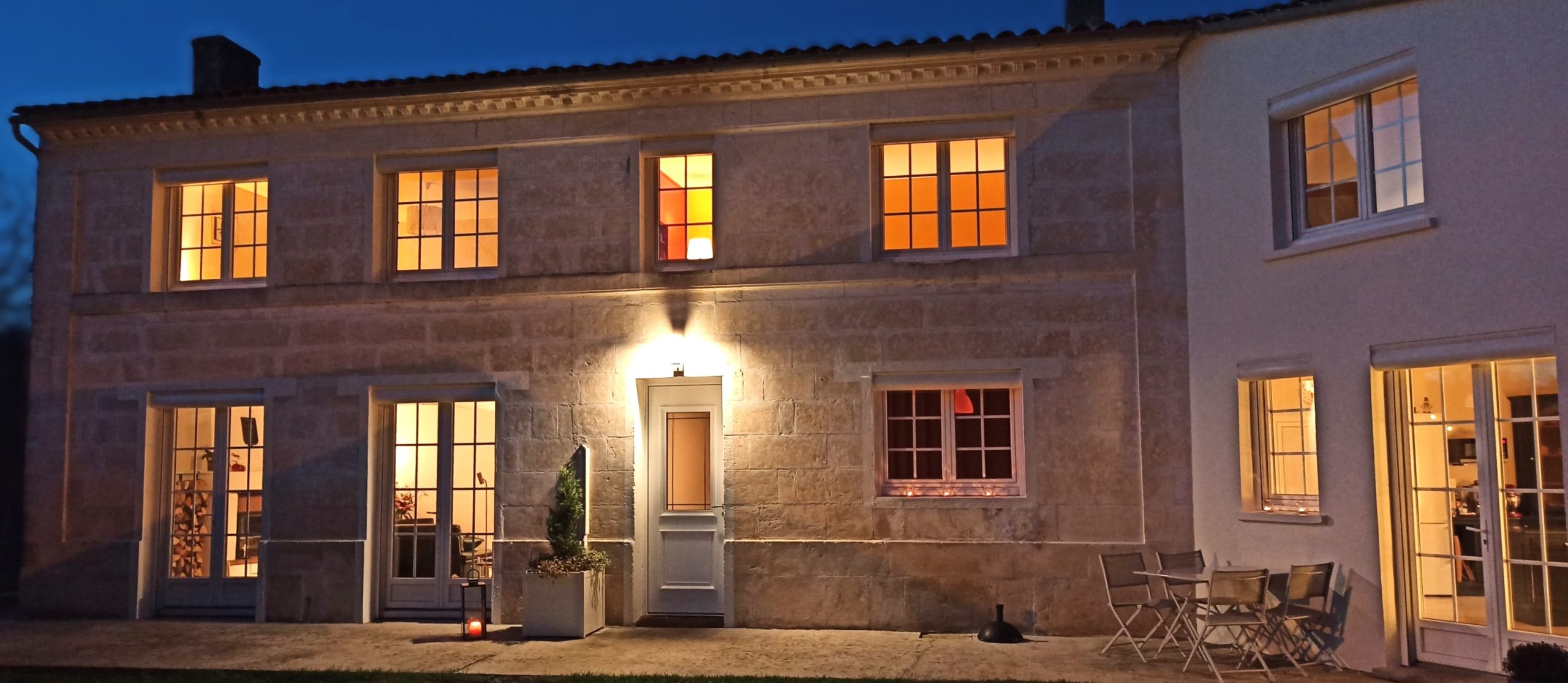 facade-de-la-maison-les-rives-du-rochefollet-la-nuit