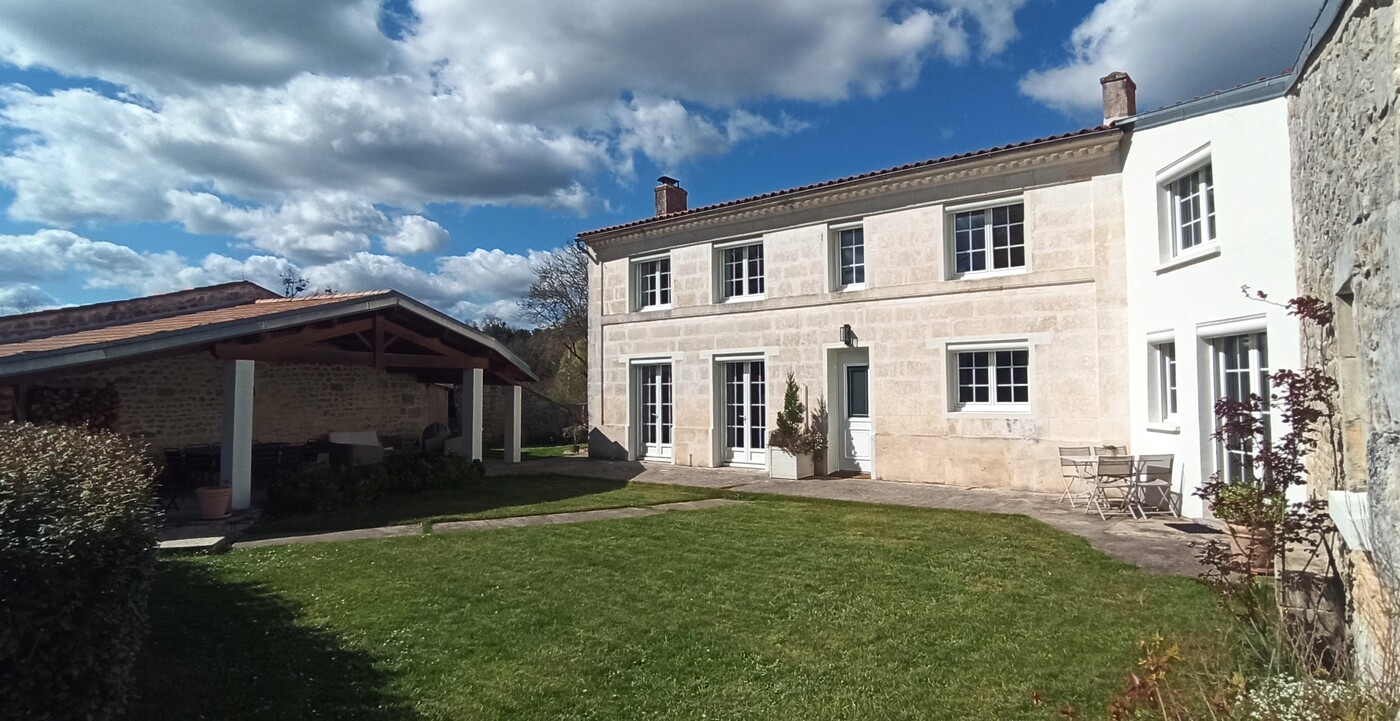 facade-et-preau-de-la-maison-les-rives-du-rochefollet