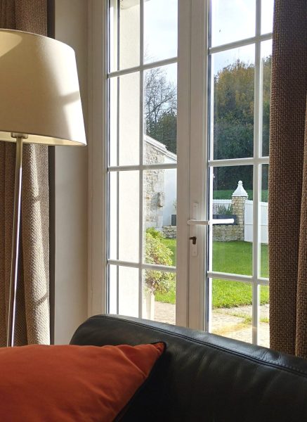 le-salon-de-la-maison-les-rives-du-rochefollet