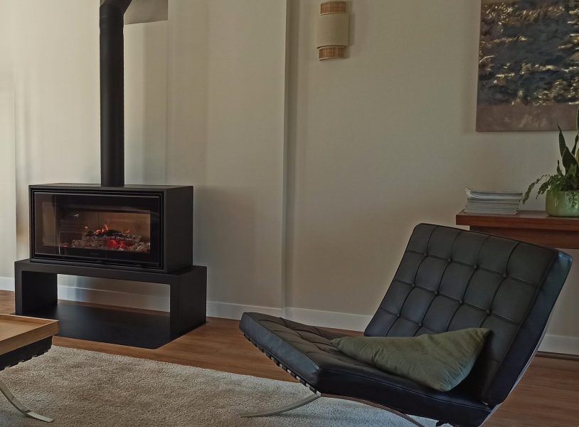 le-salon-et-la-cheminee-de-la-maison-les-rives-du-rochefollet